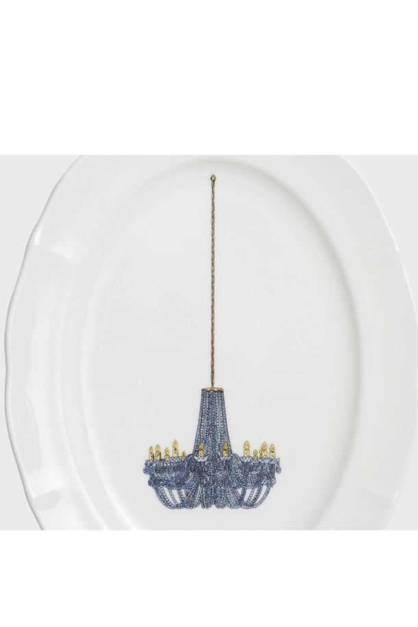 [한국도자기X티보에렘] 48. 오발 접시 28CM 1P (크리스탈 샹들리에)는 Fine Bone China 소재의 고급 식기입니다. 샹들리에 패턴과 화이트 컬러가 어우러져 우아한 분위기를 연출합니다. 전자레인지, 식기세척기 사용이 가능하며, 뛰어난 내열성과 내구성을 자랑합니다. 얇고 가벼우며, 반투명 유백색으로 은은한 아름다움을 더합니다. KS 제품인증, 납/카드뮴 불검출 등 엄격한 품질 검사를 거쳤으며, 24K 골드 인증으로 가치를 더했습니다. 건축물과 오브제 일러스트레이션, 0.1mm 펜과 연필 아날로그 기법, 전사 기법을 통해 섬세한 디자인을 완성했습니다.
