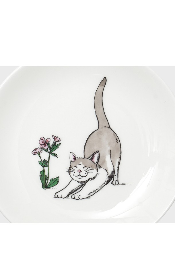 [한국도자기X티보에렘] 34. 5인치 접시 12.6CM 1P (스트레칭 캣)은 섬세한 고양이 캐릭터가 돋보이는 접시입니다. 얇고 가벼운 Fine Bone China 소재로 제작되어 뛰어난 내구성과 열보존성을 자랑하며, 투명한 유백색이 고급스러운 분위기를 더합니다. 아날로그 방식으로 그려진 건축물과 오브제 일러스트가 전사 프린팅 공법으로 표현되어 소장 가치를 높입니다. 전자레인지, 식기세척기 사용이 가능하며, KS 제품 인증, 납/카드뮴 용출시험, 잉크침투도 시험, 열충격 저항성 시험 등 엄격한 품질 검사를 통과하여 안심하고 사용할 수 있습니다.
