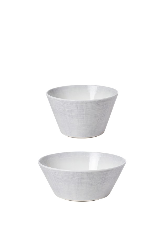 **연 공기&대접 2P (2color)**는 모던하면서 전통적인 스타일을 담은 식기 세트입니다. 백색과 상아색 두 가지 컬러로 출시되었으며, 본차이나 소재에 모시원단 텍스처 패턴을 더해 은은한 멋을 자아냅니다. 전자레인지, 식기세척기 사용이 가능하며, 내열성, 경량, 내구성을 갖춰 실용적입니다. 얇고 가벼우면서도 우수한 보온성을 자랑하며, 반투명한 유백색과 낮은 수분 흡수율은 음식의 풍미를 더욱 돋보이게 합니다. KS 제품인증, 납/카드뮴 불검출, 잉크침투도 0.0, 내열충격 120도, 24K 골드 인증을 받은 안전한 제품입니다.
