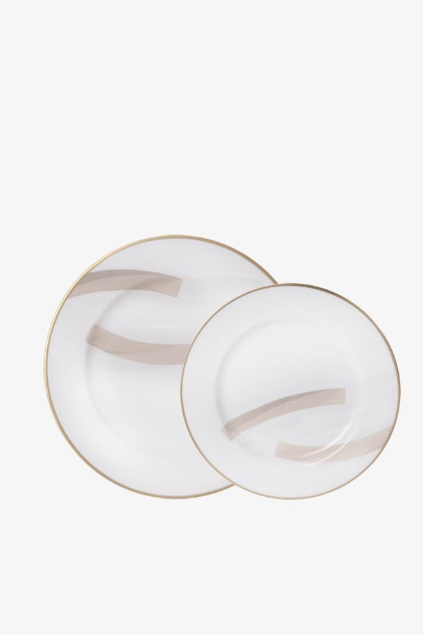 하태임 Un Passage (운 파사쥬) No.234101 Plate (플레이트) 2p는 Fine Bone china (파인 본 차이나) 소재의 식기입니다. 추상화 및 아트워크 패턴이 돋보이는 화이트 색상의 플레이트로, 강렬한 색감의 추상적인 디자인과 현대적인 구성, 다층적인 컬러 표현이 돋보입니다. 24K 골드 인증과 KS 제품 인증을 획득하여 품질을 보증하며, 1250-1300도의 고온 소성으로 제작되어 내열성, 내구성, 보온성이 뛰어납니다. 가볍고 낮은 수분 흡수율을 자랑하며, 식사용과 장식용으로 모두 활용 가능합니다. 리듬감 있는 디자인으로 테이블 세팅에 예술적인 감각을 더해보세요.
