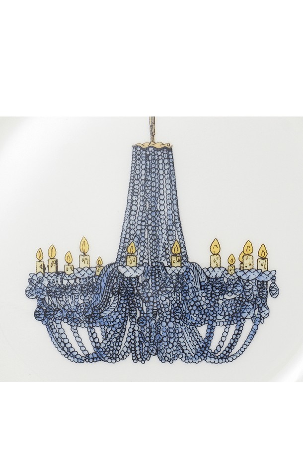 [한국도자기X티보에렘] 48. 오발 접시 28CM 1P (크리스탈 샹들리에)는 Fine Bone China 소재의 고급 식기입니다. 샹들리에 패턴과 화이트 컬러가 어우러져 우아한 분위기를 연출합니다. 전자레인지, 식기세척기 사용이 가능하며, 뛰어난 내열성과 내구성을 자랑합니다. 얇고 가벼우며, 반투명 유백색으로 은은한 아름다움을 더합니다. KS 제품인증, 납/카드뮴 불검출 등 엄격한 품질 검사를 거쳤으며, 24K 골드 인증으로 가치를 더했습니다. 건축물과 오브제 일러스트레이션, 0.1mm 펜과 연필 아날로그 기법, 전사 기법을 통해 섬세한 디자인을 완성했습니다.
