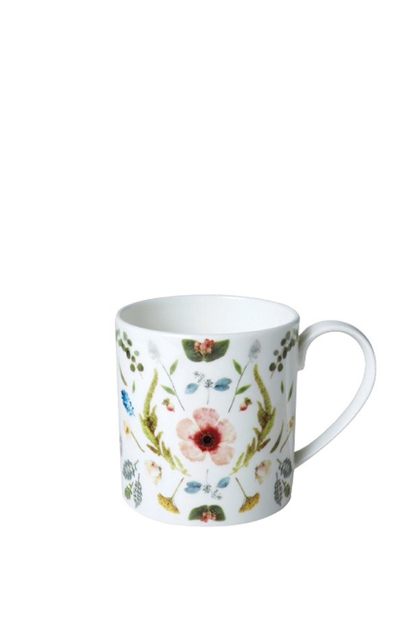 [Twig NewYork] 스칸디나비안 플로럴 싱글 디저트&브런치 세트는 노르웨이풍 플라워 패턴과 핸드 드로잉 텍스처가 돋보이는 식기 세트입니다. 밝고 화사한 디자인으로 디저트와 브런치를 더욱 특별하게 만들어 줍니다. 8인치 접시 1개와 머그 1개로 구성되어 있으며, 고밀도 본애쉬를 사용하여 가볍고 높은 강도와 내구성을 자랑합니다. 전자레인지와 식기세척기 사용이 가능하여 실용적이며, 오븐 사용은 불가합니다. 브리트니 잽슨의 감각적인 디자인으로 완성된 스칸디나비안 플로럴 식기 세트로 테이블을 아름답게 연출해 보세요.
