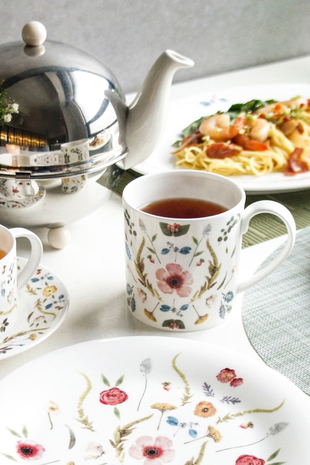 [Twig NewYork] 스칸디나비안 플로럴 싱글 디저트&브런치 세트는 노르웨이풍 플라워 패턴과 핸드 드로잉 텍스처가 돋보이는 식기 세트입니다. 밝고 화사한 디자인으로 디저트와 브런치를 더욱 특별하게 만들어 줍니다. 8인치 접시 1개와 머그 1개로 구성되어 있으며, 고밀도 본애쉬를 사용하여 가볍고 높은 강도와 내구성을 자랑합니다. 전자레인지와 식기세척기 사용이 가능하여 실용적이며, 오븐 사용은 불가합니다. 브리트니 잽슨의 감각적인 디자인으로 완성된 스칸디나비안 플로럴 식기 세트로 테이블을 아름답게 연출해 보세요.
