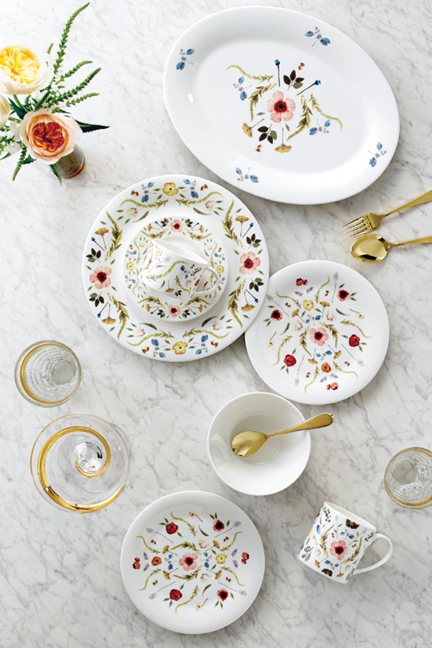 [Twig NewYork] 스칸디나비안 플로럴 싱글 디저트&브런치 세트는 노르웨이풍 플라워 패턴과 핸드 드로잉 텍스처가 돋보이는 식기 세트입니다. 밝고 화사한 디자인으로 디저트와 브런치를 더욱 특별하게 만들어 줍니다. 8인치 접시 1개와 머그 1개로 구성되어 있으며, 고밀도 본애쉬를 사용하여 가볍고 높은 강도와 내구성을 자랑합니다. 전자레인지와 식기세척기 사용이 가능하여 실용적이며, 오븐 사용은 불가합니다. 브리트니 잽슨의 감각적인 디자인으로 완성된 스칸디나비안 플로럴 식기 세트로 테이블을 아름답게 연출해 보세요.
