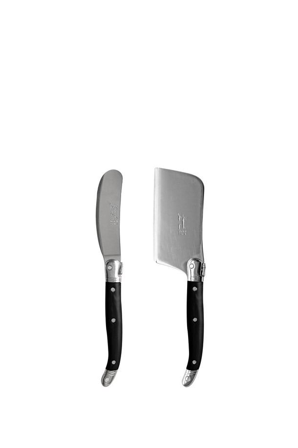 **장네론 라귀올 버터나이프 & 치즈커터 세트**는 우아하고 고급스러운 주방을 위한 필수품입니다. 11가지 다채로운 색상(로즈, 오렌지, 옐로우, 그린, 블루, 프렌치블루, 마블베이지, 아이보리, 마블브라운, 올리브, 마블블랙, 블랙)으로 제공되어 주방 인테리어에 포인트를 더합니다. 스테인리스 스틸, ABS 플라스틱, 올리브 우드 등 튼튼한 소재로 제작되어 뛰어난 내구성과 절삭력을 자랑합니다. 미세 톱니 형태의 버터나이프와 꿀벌 모양 장식, 손잡이 조각 디테일, 곡선형 그립 디자인으로 고급스러움을 더했습니다. 견고한 무게감과 정교한 절삭력으로 버터와 치즈를 부드럽게 커팅할 수 있습니다. 
