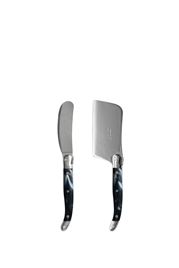 장네론 라귀올 버터나이프 & 치즈커터 세트 (11가지 색상)는 주방의 품격을 높여줄 세련된 커팅 도구 세트입니다. 로즈, 오렌지, 옐로우, 그린 등 다채로운 11가지 색상으로 제공되어 취향에 맞는 선택이 가능합니다. 스테인리스 스틸, ABS 플라스틱, 올리브나무 소재로 제작되어 뛰어난 내구성과 내식성을 자랑합니다. 미세 톱니 형태의 칼날과 부드러운 곡선 디자인은 정교한 절삭력과 우수한 그립감을 제공하며, 꿀벌 모양 장식으로 포인트를 더했습니다. 버터나이프 1개와 치즈커터 1개로 구성되어 버터와 치즈를 편리하게 커팅할 수 있습니다.
