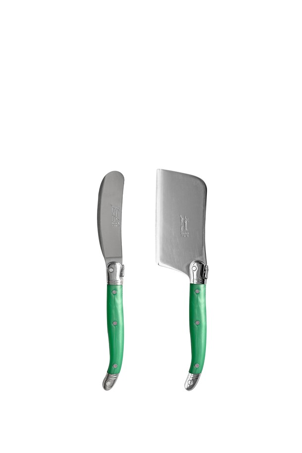 장네론 라귀올 버터나이프 & 치즈커터 세트 (11 colors)는 우아하고 고급스러운 주방용품입니다. 스테인리스 스틸, ABS 플라스틱, 올리브 우드 소재로 제작되었으며, 로즈, 오렌지, 옐로우, 그린, 블루, 프렌치블루, 마블베이지, 아이보리, 마블브라운, 올리브, 마블블랙, 블랙 11가지 다채로운 색상으로 제공됩니다. 각 세트는 버터나이프 1개와 치즈커터 1개로 구성되어 있으며, 미세 톱니 형태의 칼날과 꿀벌 모양 장식, 곡선형 그립 디자인이 특징입니다. 견고하고 무게감 있는 손잡이로 뛰어난 그립감을 제공하며, 강한 내구성과 뛰어난 절삭력을 자랑합니다.
