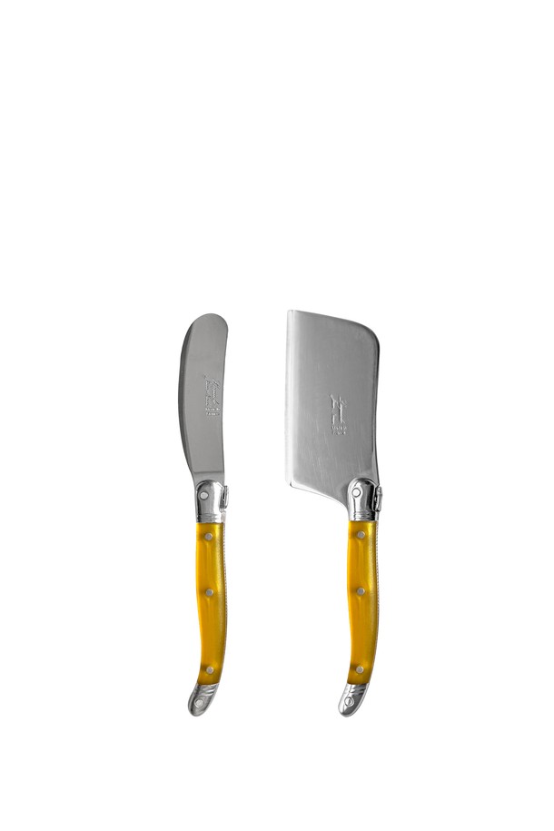 장네론 라귀올 버터나이프 & 치즈커터 세트는 주방을 더욱 특별하게 만들어 줄 세련된 커트러리 세트입니다. 12가지 다채로운 컬러(로즈, 오렌지, 옐로우, 그린, 블루, 프렌치블루, 마블베이지, 아이보리, 마블브라운, 올리브, 마블블랙, 블랙)로 출시되어 주방 인테리어에 포인트를 더합니다. 버터나이프와 치즈커터로 구성되어 있으며, 스테인리스 스틸, ABS 플라스틱, 올리브 우드 등 튼튼한 소재로 제작되어 뛰어난 내구성을 자랑합니다. 미세 톱니 형태의 날과 꿀벌 모양 장식, 곡선형 손잡이 디자인이 특징이며, 버터 및 치즈를 부드럽게 커팅할 수 있는 뛰어난 절삭력을 제공합니다. 우수한 그립감으로 편안하게 사용할 수 있으며, 테이블 세팅을 더욱 돋보이게 해줍니다.
