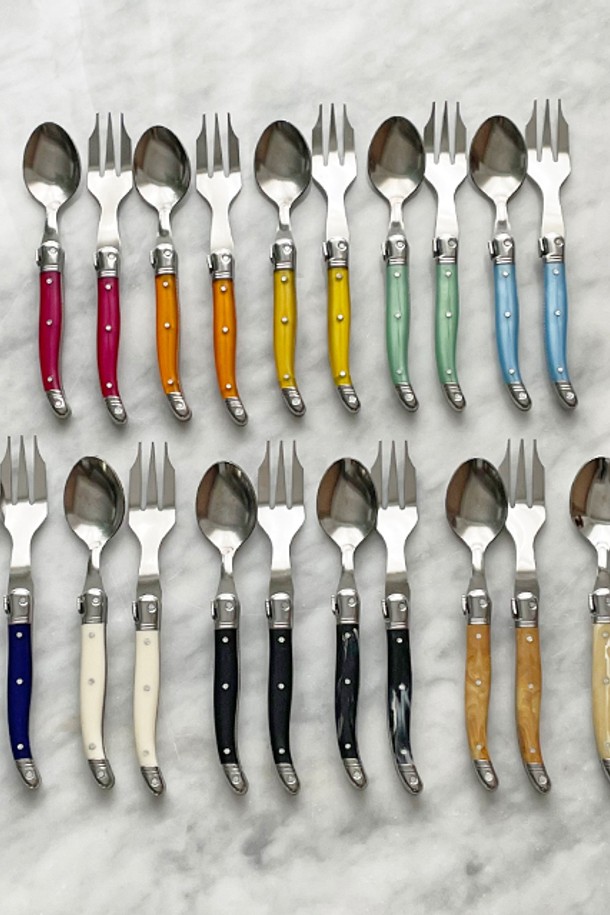 장네론 라귀올 티스푼 & 티포크 세트는 우아하고 고급스러운 테이블 세팅을 위한 주방용품입니다. 스테인리스 스틸과 ABS 플라스틱 소재로 제작되었으며, 부드러운 곡선 디자인과 무게감 있는 구조가 특징입니다. 꿀벌 모양의 디자인 장식이 돋보이며, 로즈, 오렌지, 옐로우, 그린 등 10가지 다채로운 컬러 옵션을 제공합니다. 뛰어난 절삭력과 그립감을 자랑하며, 티스푼 1개와 티포크 1개로 구성되어 있습니다. 견고한 구조와 강한 내구성으로 오랫동안 사용할 수 있습니다.
