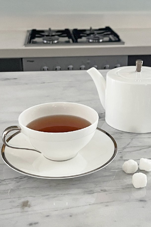 **Twig NewYork (트위그 뉴욕) 플래티늄엣지 누보 티잔&소서**는 고급스러운 티타임을 위한 완벽한 선택입니다. 고밀도 본애쉬를 함유한 Fine Bone China 소재로 제작되어 가볍고 내구성이 뛰어나며, 일상에서 편안하게 사용할 수 있습니다. 섬세한 플래티늄 엣지 디자인과 수작업으로 도금된 디테일이 돋보이며, 라떼잔 사이즈로 넉넉한 용량(350ml)은 물론 수프나 요거트를 담기에도 좋습니다. 화이트 컬러 바탕에 플래티늄 포인트를 더해 세련된 아름다움을 선사하며, 가마 소성 마감으로 완성도를 높였습니다. 고급스러운 티타임을 즐기거나 소중한 사람에게 선물하기에도 좋은 프리미엄 티잔 세트입니다.
