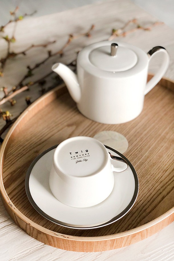 [트위그 뉴욕] 플래티늄엣지 티팟은 심플하고 모던한 디자인의 티팟입니다. 고밀도 본애쉬를 함유한 파인본차이나 소재에 화이트 컬러로 깔끔함을 더했습니다. 플래티늄 도금과 손으로 그린 섬세한 디테일이 예술적인 감각을 선사합니다. 일상에서 품격 있는 티타임을 즐길 수 있으며, 7피스 본체와 2피스 뚜껑으로 구성되어 있습니다. 고강도와 내구성을 갖춘 실용적인 제품입니다. 전자레인지, 식기세척기, 오븐 사용은 불가합니다.
