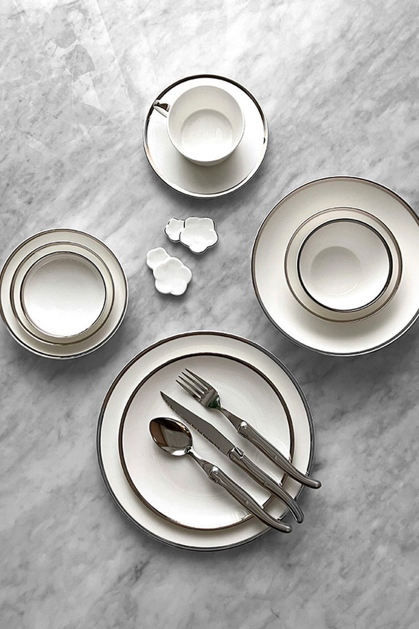 [트위그 뉴욕] 플래티넘 엣지 4인 홈세트는 고품질 본차이나 소재로 제작되어 우수한 보온성을 자랑하며, 높은 백색도를 통해 더욱 우아한 식탁을 연출합니다. 심플하고 모던한 디자인에 플래티넘 엣지로 포인트를 주어 고급스러운 분위기를 더합니다. 구성품은 공기, 대접, 찬기 3종, 접시, 파스타&샐러드볼을 포함한 총 18피스로 4인 가족 식사에 적합합니다. 엘레강스한 스타일로, 특별한 날은 물론 일상에서도 품격 있는 식사를 즐길 수 있습니다.
