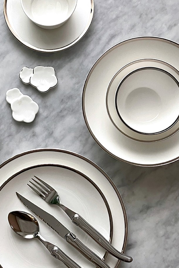 [Twig NewYork] 플래티늄엣지 파스타&샐러드볼은 고급스러운 식탁을 완성하는 주방용품입니다. 고밀도 본애쉬를 함유한 Fine Bone China(파인 본 차이나) 소재로 제작되어 가볍고 내구성이 뛰어나며, 수작업으로 섬세하게 입혀진 플래티늄 엣지가 특징입니다. 모던하면서 럭셔리한 스타일로 파스타와 샐러드를 더욱 돋보이게 해주며, 개별 수작업으로 제작되어 소장 가치를 높입니다. 전자레인지, 식기세척기, 오븐 사용은 불가하며, 플래티늄 엣지 디자인으로 특별함을 더했습니다.
