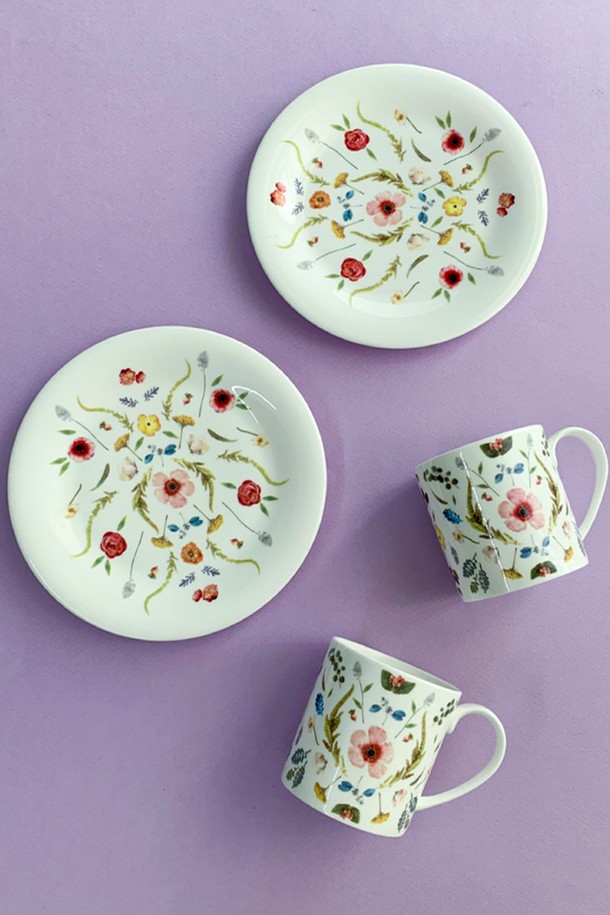 [Twig NewYork] 스칸디나비안 플로럴 디저트세트는 노르웨이풍 플라워 패턴과 핸드드로잉 스타일이 돋보이는 식기 세트입니다. 고급 소재인 Fine Bone China으로 제작되어 은은한 광택과 섬세한 컬러를 자랑합니다. 접시 2개와 머그컵 1개로 구성되어 있으며, 전자레인지 및 식기세척기 사용이 가능하여 실용적입니다. 오븐 사용은 불가하니 주의 바랍니다. 스칸디나비안 스타일의 디자인으로, 테이블에 산뜻한 분위기를 더해줍니다.
