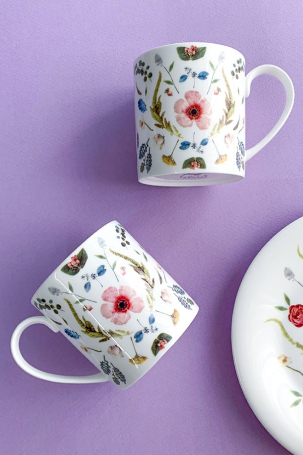 [트위그 뉴욕] 스칸디나비안 플로럴 머그는 가볍고 내구성이 뛰어난 본차이나 소재로 제작되었습니다. 섬세한 화이트 컬러 바탕에 핸드 드로잉 플라워 패턴이 돋보이는 머그컵입니다. 스칸디나비안과 노르웨이풍 스타일을 담아 일상 속에서 은은한 북유럽 감성을 즐길 수 있습니다. 전자레인지 및 식기세척기 사용이 가능하여 실용성을 더했습니다. 부드러운 촉감과 아름다운 디자인으로 차를 마시는 시간을 더욱 풍요롭게 만들어줍니다.
