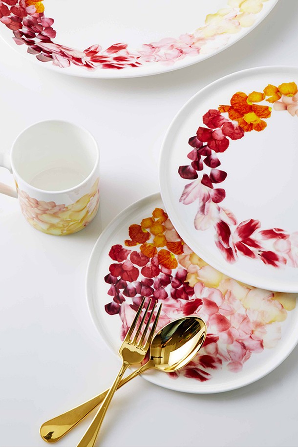 [Twig NewYork] 페탈 싱글 디저트&브런치 세트는 북유럽 스타일과 내추럴 무드를 담아낸 식기 세트입니다. 고밀도 본애쉬 도자기로 제작되어 가볍고 강하며 내구성이 뛰어납니다. 브리트니 잡슨 아티스트와의 콜라보레이션을 통해 완성된 스칸디나비안 포크 디자인과 노르웨이풍 플라워 패턴이 특징입니다. 화이트, 레드, 옐로우, 핑크의 섬세한 컬러와 핸드 드로잉으로 표현된 자연스러운 꽃잎 표현이 디저트와 브런치를 더욱 돋보이게 합니다. 접시 1개와 머그 1개로 구성되어 있으며, 디저트와 브런치 용도로 사용하기 좋습니다.
