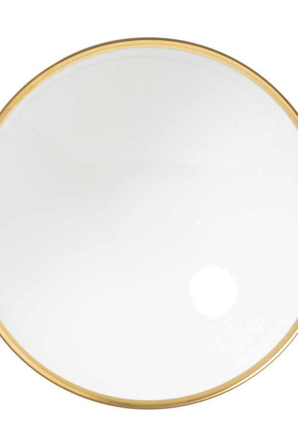 [Twig NewYork] 골든엣지 파스타 & 샐러드볼은 우아한 식탁을 연출해 주는 도자기 재질의 파스타 & 샐러드볼입니다. 고밀도 본애쉬를 함유하여 가볍고 내구성이 뛰어나며, 실용적인 디자인을 자랑합니다. 화이트 바탕에 골드 엣지, 핸드페인팅 기법으로 섬세하게 표현된 디자인이 특징입니다. 전자레인지, 식기세척기, 오븐 사용은 불가하며, 수작업 페인팅과 가마 소성 마감으로 골드 부분의 자연스러운 차이 및 2차 소성 과정에서 검은 점이 발생할 수 있습니다. 고급스러운 골드 도금 세라믹 디자인의 [Twig NewYork] 골든엣지 파스타 & 샐러드볼로 특별한 식사 경험을 즐겨보세요.
