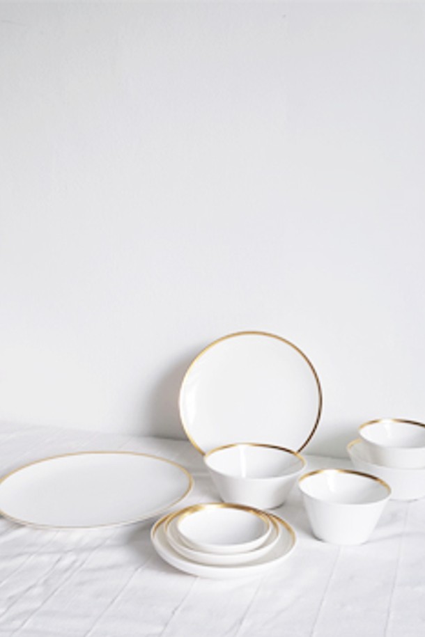 [트위그 뉴욕] 골든엣지 2인 홈세트는 우아함과 모던함을 동시에 느낄 수 있는 식기세트입니다. 프리미엄 본애쉬를 함유한 본차이나 소재에 골드림과 반광택 골드 디테일의 골드라인 패턴을 더해 고급스러운 디자인을 완성했습니다. 밥그릇, 국그릇, 찬기, 8인치 및 10인치 접시로 구성되어 실용적인 면모를 갖췄으며, 실제 금을 사용한 도금으로 은은한 광택을 선사합니다. 가볍고 내열성과 보온성이 뛰어나 일상에서 편안하게 사용할 수 있으며, 다양한 식기와 매칭하여 개성 있는 식탁을 연출할 수 있습니다.
