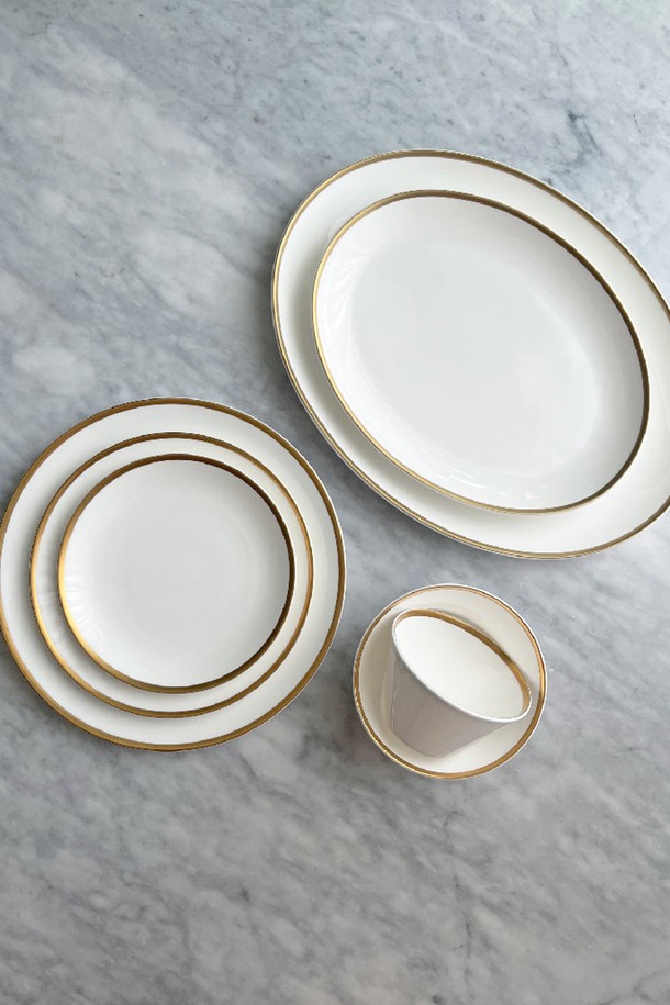 [Twig NewYork] 골든엣지 다과세트는 파인본차이나 소재에 수작업 골드 도장으로 마감된 고급 식기세트입니다. 은은한 광택과 함께 화이트 & 골드 컬러의 조화가 돋보이며, 10인치 접시 1개, 대 찬기 2개, 중 찬기 2개, 소 찬기 2개로 구성되어 실용성을 더했습니다. 고밀도 본애쉬를 함유하여 가볍고 강도가 높으며, 내구성이 우수하여 오래도록 사용할 수 있습니다. 전자레인지, 식기세척기, 오븐 사용은 불가하며, 수작업 골드 도장의 자연스러운 패턴으로 테이블 세팅에 우아함을 더합니다.
