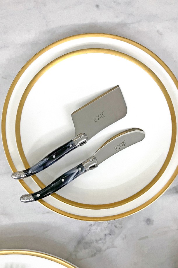 [트위그 뉴욕] 골든엣지 7인치 접시는 본차이나 소재에 화이트 바탕과 골드 라인, 골드 엣지 디자인이 특징인 접시입니다. 7인치 사이즈로, 고밀도 본애쉬를 함유하여 가볍지만 내구성이 강합니다. 수작업으로 섬세하게 입혀진 골드 트림은 고급스러움을 더하며, 자연스러운 골드 도장 차이가 은은한 매력을 선사합니다. 전자레인지, 식기세척기, 오븐 사용은 불가하며, 가마 소성 과정에서 작은 점이 있을 수 있습니다.
