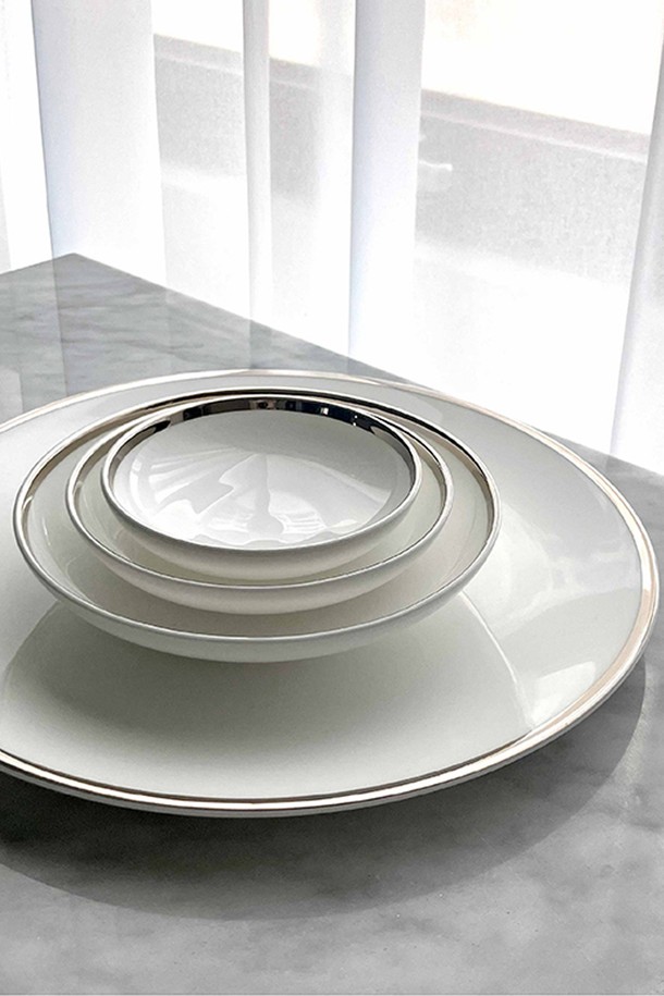 [트위그 뉴욕] 플래티늄 엣지 다과세트는 우아하고 클래식한 분위기를 연출하는 식기 세트입니다. 고밀도 본애쉬 소재를 사용하여 경량성과 보온성을 높였으며, 수작업으로 플래티늄 엣지 장식을 더해 고급스러움을 더했습니다. 구성은 10인치 접시 1개, 찬기 대/중/소 각 1개로 이루어져 다양한 다과를 즐기기에 적합합니다. 심플한 무지 디자인에 플래티늄 컬러와 화이트 컬러가 조화롭게 어우러져 테이블 세팅의 품격을 높여줍니다. 전자레인지, 식기세척기, 오븐 사용은 불가합니다.
