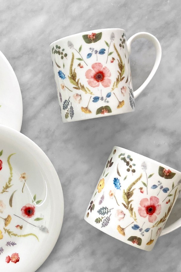 [트위그 뉴욕] 스칸디나비안 플로럴 머그는 가볍고 내구성이 뛰어난 본차이나 소재로 제작되었습니다. 섬세한 화이트 컬러 바탕에 핸드 드로잉 플라워 패턴이 돋보이는 머그컵입니다. 스칸디나비안과 노르웨이풍 스타일을 담아 일상 속에서 은은한 북유럽 감성을 즐길 수 있습니다. 전자레인지 및 식기세척기 사용이 가능하여 실용성을 더했습니다. 부드러운 촉감과 아름다운 디자인으로 차를 마시는 시간을 더욱 풍요롭게 만들어줍니다.
