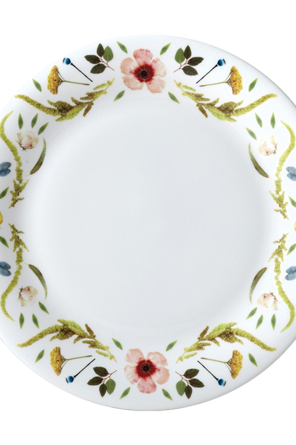 [트위그 뉴욕] 스칸디나비안 플로럴 10인치 접시는 노르웨이풍 플라워 패턴과 핸드 드로잉 기법이 돋보이는 접시입니다. 섬세한 도자기 꽃 패턴이 화이트 컬러 바탕에 은은하게 어우러져 스칸디나비안 스타일의 감성을 더합니다. 파인 본 차이나 소재로 제작되어 가볍고 강도가 우수하며 내구성이 뛰어납니다. 전자레인지 및 식기세척기 사용이 가능하여 실용적입니다. 믹스매치 디자인으로 다채로운 식기 연출이 가능하며, 식탁에 화사함을 더해줍니다.
