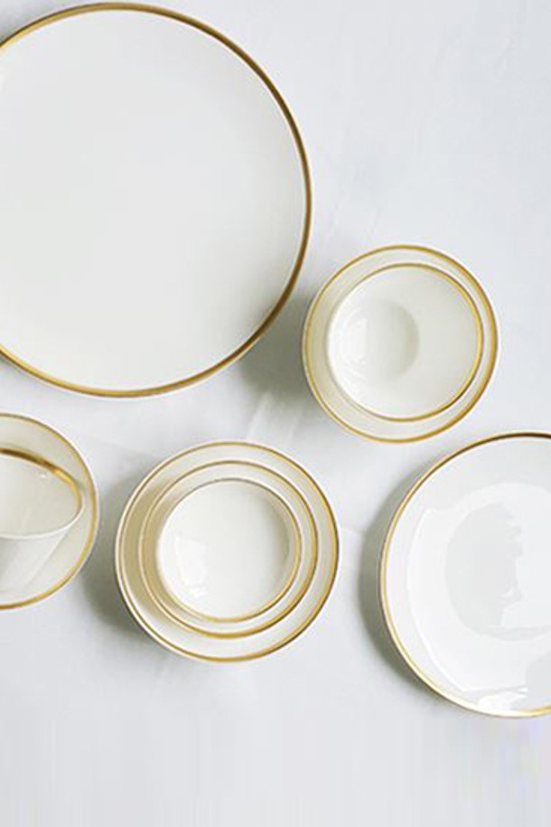 [트위그 뉴욕] 골든엣지 2인 홈세트는 우아함과 모던함을 동시에 느낄 수 있는 식기세트입니다. 프리미엄 본애쉬를 함유한 본차이나 소재에 골드림과 반광택 골드 디테일의 골드라인 패턴을 더해 고급스러운 디자인을 완성했습니다. 밥그릇, 국그릇, 찬기, 8인치 및 10인치 접시로 구성되어 실용적인 면모를 갖췄으며, 실제 금을 사용한 도금으로 은은한 광택을 선사합니다. 가볍고 내열성과 보온성이 뛰어나 일상에서 편안하게 사용할 수 있으며, 다양한 식기와 매칭하여 개성 있는 식탁을 연출할 수 있습니다.
