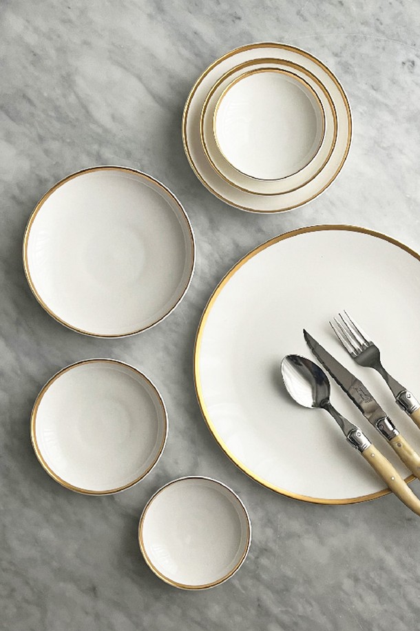 [Twig NewYork] 골든엣지 다과세트는 파인본차이나 소재에 수작업 골드 도장으로 마감된 고급 식기세트입니다. 은은한 광택과 함께 화이트 & 골드 컬러의 조화가 돋보이며, 10인치 접시 1개, 대 찬기 2개, 중 찬기 2개, 소 찬기 2개로 구성되어 실용성을 더했습니다. 고밀도 본애쉬를 함유하여 가볍고 강도가 높으며, 내구성이 우수하여 오래도록 사용할 수 있습니다. 전자레인지, 식기세척기, 오븐 사용은 불가하며, 수작업 골드 도장의 자연스러운 패턴으로 테이블 세팅에 우아함을 더합니다.
