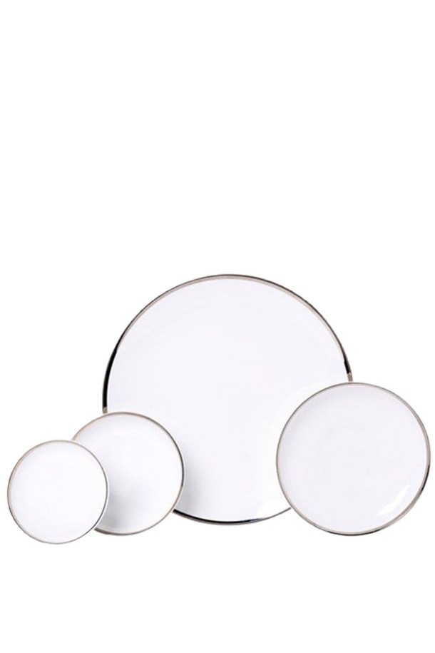 [트위그 뉴욕] 플래티늄 엣지 다과세트는 우아하고 클래식한 분위기를 연출하는 식기 세트입니다. 고밀도 본애쉬 소재를 사용하여 경량성과 보온성을 높였으며, 수작업으로 플래티늄 엣지 장식을 더해 고급스러움을 더했습니다. 구성은 10인치 접시 1개, 찬기 대/중/소 각 1개로 이루어져 다양한 다과를 즐기기에 적합합니다. 심플한 무지 디자인에 플래티늄 컬러와 화이트 컬러가 조화롭게 어우러져 테이블 세팅의 품격을 높여줍니다. 전자레인지, 식기세척기, 오븐 사용은 불가합니다.
