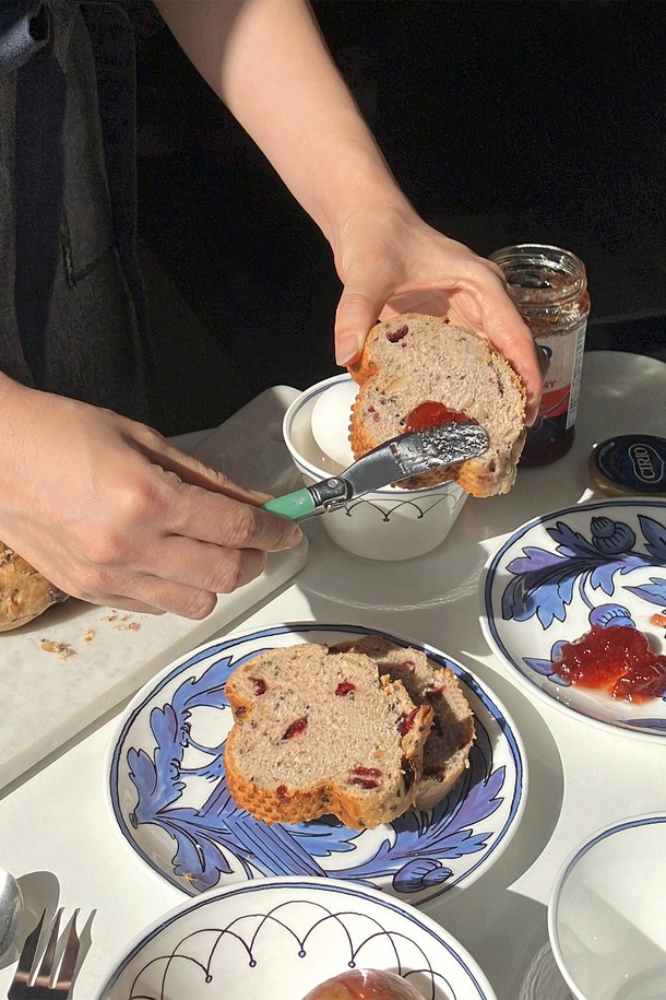 **장네론 라귀올 버터나이프 & 치즈커터 세트**는 우아하고 고급스러운 주방을 위한 필수품입니다. 11가지 다채로운 색상(로즈, 오렌지, 옐로우, 그린, 블루, 프렌치블루, 마블베이지, 아이보리, 마블브라운, 올리브, 마블블랙, 블랙)으로 제공되어 주방 인테리어에 포인트를 더합니다. 스테인리스 스틸, ABS 플라스틱, 올리브 우드 등 튼튼한 소재로 제작되어 뛰어난 내구성과 절삭력을 자랑합니다. 미세 톱니 형태의 버터나이프와 꿀벌 모양 장식, 손잡이 조각 디테일, 곡선형 그립 디자인으로 고급스러움을 더했습니다. 견고한 무게감과 정교한 절삭력으로 버터와 치즈를 부드럽게 커팅할 수 있습니다. 
