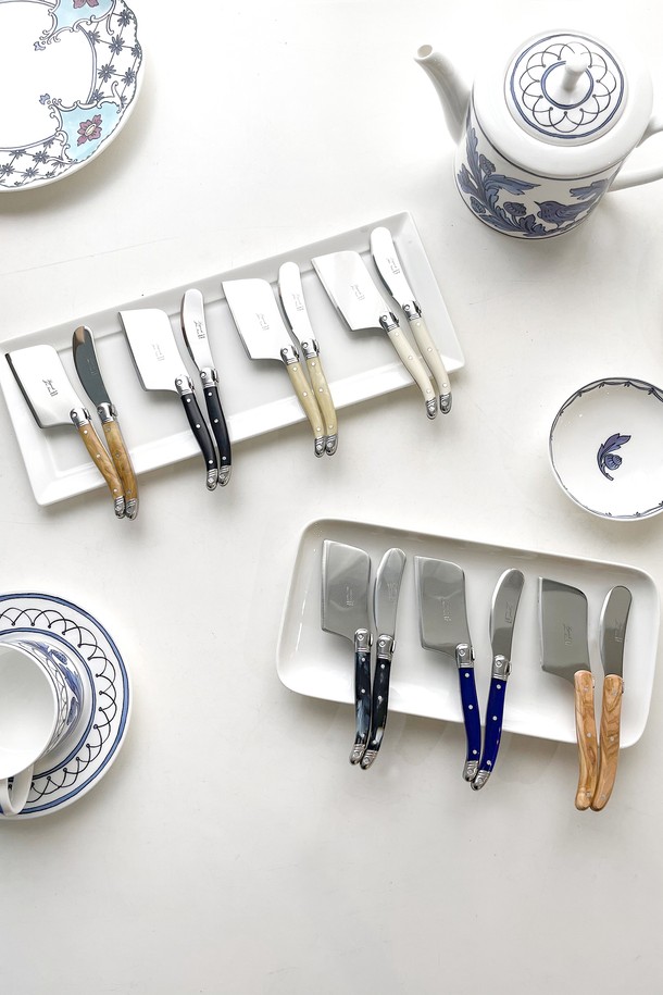 장네론 라귀올 버터나이프 & 치즈커터 세트는 우아하고 세련된 주방을 위한 필수품입니다. 스테인리스 스틸, ABS 반투명 플라스틱, 올리브 우드의 조화로 제작되었으며, 로즈, 오렌지, 옐로우, 그린 등 12가지 다채로운 컬러 옵션을 제공합니다. 꿀벌 모양 장식과 손잡이의 섬세한 조각 디테일, 부드러운 곡선형 디자인이 특징이며, 버터나이프와 치즈커터 각 1개씩 구성되어 있습니다. 뛰어난 절삭력과 우수한 그립감은 물론, 강한 내구성을 자랑하여 오랫동안 사용할 수 있습니다.
