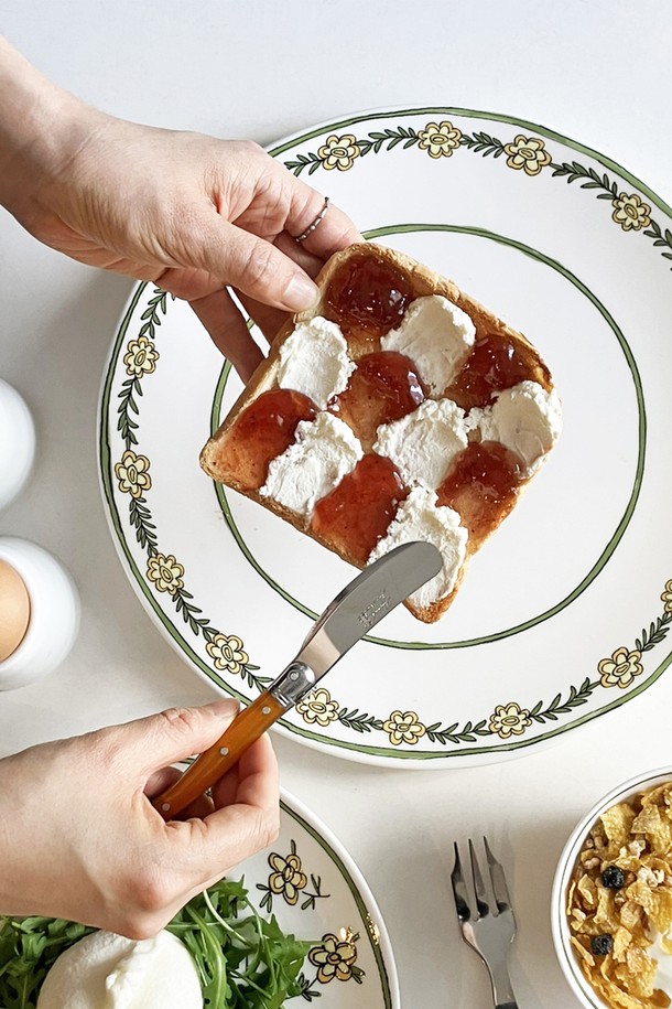 장네론 라귀올 버터나이프 & 치즈커터 세트는 테이블 세팅을 더욱 돋보이게 할 주방용품입니다. 섬세한 미세 톱니 형태와 꿀벌 모양 장식이 돋보이는 우아한 디자인으로, 로즈, 오렌지, 옐로우, 그린, 프렌치블루, 블루, 마블블랙, 블랙, 올리브, 마블베이지, 마블브라운, 아이보리 등 11가지 다채로운 색상으로 출시되었습니다. 스테인리스스틸, ABS 플라스틱, 올리브나무 등 견고한 소재로 제작되어 정교한 절삭력과 뛰어난 내구성, 내식성을 자랑합니다. 버터나이프 1개와 치즈커터 1개로 구성되어 버터와 치즈를 더욱 편리하게 커팅할 수 있습니다. 곡선형 그립은 편안한 사용감을 선사합니다.
