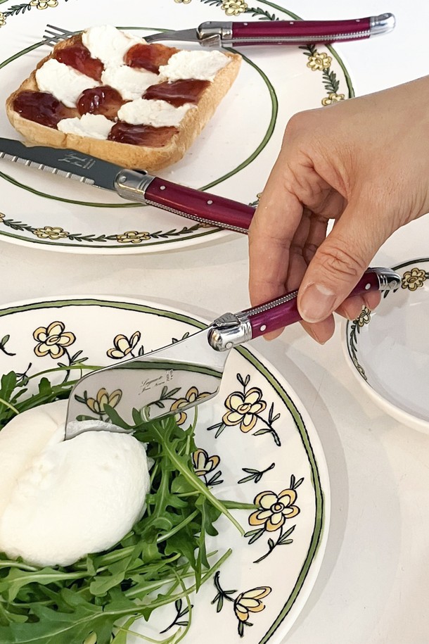 장네론 라귀올 버터나이프 & 치즈커터 세트는 세련된 주방을 위한 필수품입니다. 스테인리스 스틸, ABS 플라스틱, 올리브 우드 소재로 제작되었으며, 버터나이프 1개와 치즈커터 1개로 구성됩니다. 미세 톱니 칼날과 꿀벌 모양 장식, 곡선형 손잡이 디자인은 뛰어난 절삭력과 그립감을 제공하며, 내구성과 내식성이 우수합니다. 로즈, 오렌지, 옐로우, 그린, 블루, 프렌치블루, 마블베이지, 아이보리, 마블브라운, 올리브, 마블블랙, 블랙 등 11가지 다채로운 컬러 옵션으로 만나보세요.
