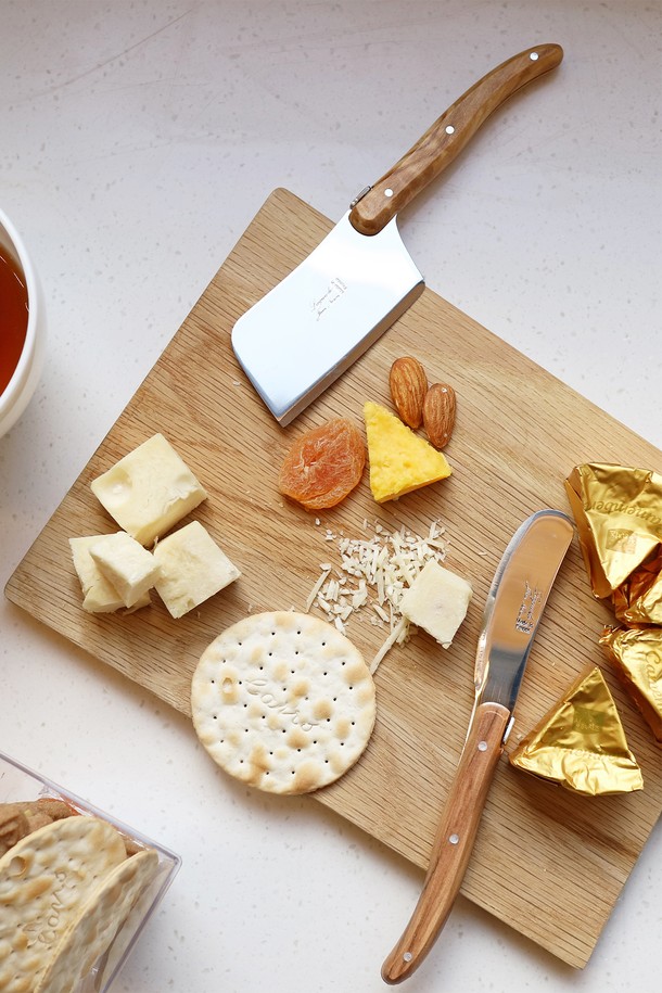 장네론 라귀올 버터나이프 & 치즈커터 세트 (11가지 색상)는 주방의 품격을 높여줄 세련된 커팅 도구 세트입니다. 로즈, 오렌지, 옐로우, 그린 등 다채로운 11가지 색상으로 제공되어 취향에 맞는 선택이 가능합니다. 스테인리스 스틸, ABS 플라스틱, 올리브나무 소재로 제작되어 뛰어난 내구성과 내식성을 자랑합니다. 미세 톱니 형태의 칼날과 부드러운 곡선 디자인은 정교한 절삭력과 우수한 그립감을 제공하며, 꿀벌 모양 장식으로 포인트를 더했습니다. 버터나이프 1개와 치즈커터 1개로 구성되어 버터와 치즈를 편리하게 커팅할 수 있습니다.
