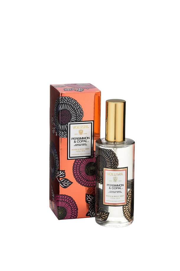 **[볼루스파] 퍼시몬 앤 코펄 홈미스트 (3.2oz)**는 실내 공간과 드레스에 은은한 향기를 더해주는 홈미스트입니다. 달콤하고 상큼하면서도 부드러운, 여성스러운 향의 퍼시몬과 코팔의 조화가 매력적입니다. 3.2oz (100ml) 용량으로 휴대하기 편리하며, 자극적이지 않은 향으로 실내 공간을 은은하게 채워줍니다. 옷감에 사용할 때는 20~30cm 거리를 유지하여 분사하세요. 자가검사번호는 CB19-12-0906입니다.
