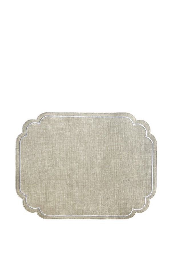 **[트위그 뉴욕] 라네 자수 매트 6컬러**

[트위그 뉴욕] 라네 자수 매트는 엘레강스한 스타일을 연출하는 테이블 매트입니다. 아이보리 아몬드, 아이보리 네이비, 핑크 베이지, 그레이, 베이지 리넨, 코랄 리넨 6가지 컬러로 제공됩니다. 각 컬러별로 다른 자수 패턴이 돋보이며, 45cm x 34.5cm 사이즈에 인조가죽 및 합성가죽 소재로 제작되었습니다. 바닥면 미끄럼 방지 처리와 세척 용이성으로 실용성을 높였으며, 컬러 믹스매치를 통해 다채로운 연출이 가능합니다.
