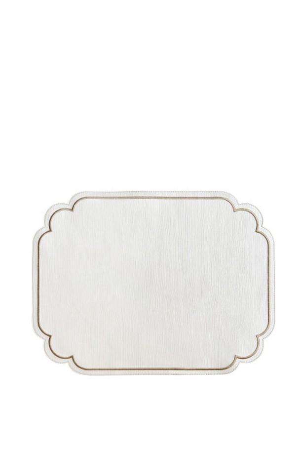 [Twig Newyork] 라네 자수 매트는 식탁을 우아하게 연출해 줄 테이블 매트입니다. 부드러운 인조가죽과 튼튼한 PVC 소재로 제작되었으며, 45cm x 34.5cm 크기로 넉넉한 사용 공간을 제공합니다. 아이보리 아몬드, 아이보리 네이비, 핑크 베이지, 그레이, 베이지 리넨, 코랄 리넨 등 6가지 다채로운 컬러로 출시되어 테이블 분위기에 맞춰 선택할 수 있습니다. 엣지 자수 디테일과 컬러별 다른 패턴은 엘레강스한 무드를 더하며, 미끄럼 방지 기능으로 실용성까지 갖췄습니다. 오염 시 세척이 용이하여 위생적으로 사용할 수 있습니다.
