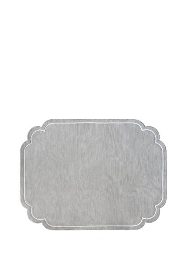 [트위그 뉴욕] 라네 자수 매트 6color는 모던하고 베이직한 스타일의 테이블 매트입니다. 인조가죽과 PVC 소재로 제작되었으며, 45cm x 34cm 크기로 식탁 매트 또는 테이블 데코레이션 용도로 사용됩니다. 베이지 리넨, 코랄 리넨, 아이보리 네이비, 아이보리 아몬드, 그레이, 핑크 베이지 6가지 색상으로 출시되었으며, 각 컬러별로 다른 자수 패턴이 적용되어 있습니다. 특히, 그레이와 핑크 베이지 컬러는 내추럴한 가죽 질감 패턴을 사용하여 고급스러움을 더했습니다. 바닥면에는 미끄럼 방지 처리가 되어 있어 실용적이며, 1매씩 개별 판매됩니다.
