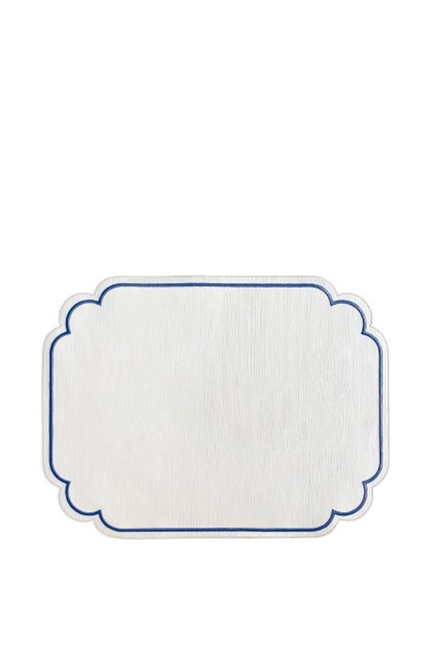 [Twig Newyork] 라네 자수 매트 6color는 테이블 데코와 식탁 보호를 위한 테이블 매트입니다. 모던하고 베이직한 스타일의 이 매트는 인조가죽, PVC 소재로 제작되었으며, 미끄럼 방지, 방수 기능, 세척 용이성을 갖추었습니다. 베이지 리넨, 코랄 리넨, 아이보리 네이비, 아이보리 아몬드, 그레이, 핑크 베이지 6가지 컬러로 출시되었으며, 각 컬러별로 다른 자수 패턴을 적용하여 포인트를 더했습니다. 그레이와 핑크 베이지 컬러는 내추럴한 가죽 질감 패턴이며, 사이즈는 가로 45cm, 세로 34cm입니다. 프리미엄 자수 라인 디테일이 돋보이는 1개입 상품입니다.
