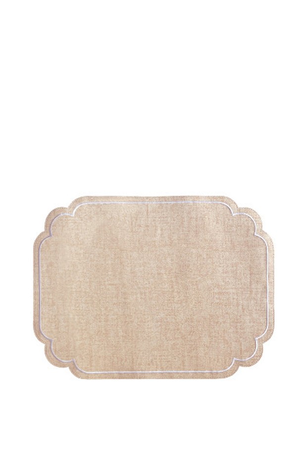 [트위그 뉴욕] 라네 자수 매트 6컬러는 모던하고 프리미엄한 스타일의 테이블 매트입니다. 아이보리 아몬드, 아이보리 네이비, 핑크 베이지, 그레이, 베이지 리넨, 코랄 리넨 6가지 색상으로, 각 컬러별로 다른 자수 패턴을 적용하여 세련된 디자인을 연출합니다. 내추럴한 가죽 패턴의 그레이, 핑크 베이지 컬러와 논슬립 기능으로 실용성을 더했으며, 45cm x 34.5cm 사이즈의 매트 1개로 구성됩니다. 관리하기 용이한 인조가죽과 PVC 소재, 중성적인 컬러 조합으로 어떤 식기에도 잘 어울립니다.
