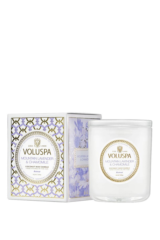 [볼루스파] 마운틴 라벤더&캐모마일 클래식 캔들 9.5oz는 코코넛 왁스를 사용하여 약 60시간 동안 향을 즐길 수 있는 캔들입니다. 시트러스, 프루티, 프레시, 아쿠아틱, 웜스파이스, 플로럴, 우디, 그린, 구르망 향을 느낄 수 있으며, 신선하고 부드러운 허브향이 특징입니다. 진정 효과와 아로마테라피 효과를 제공하여 편안한 분위기를 조성합니다. 시그니처 패턴 패키징과 투웨이 리드로 디자인되었으며, 유리 용기에 담겨 세련된 인테리어 소품으로 활용할 수 있습니다.
