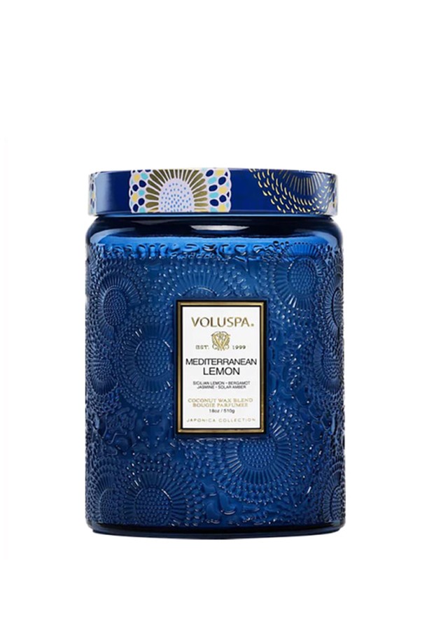 [볼루스파] 메디터레이니언 레몬 L글라스 캔들 18oz는 코코넛 왁스로 제작되었으며, 약 700시간 동안 사용 가능합니다. 시트러스, 프루티, 프레시, 아쿠아틱, 웜스파이스, 플로럴, 우디, 그린, 그리고 구르망 향을 통해 지중해의 청량함을 선사합니다. 레몬의 강렬함으로 시작하여 플로럴과 앰버의 부드러움으로 마무리되는 향조는 공간에 활력을 더합니다. 자포니카 시그니처 V자 패턴과 자수 처리된 글라스, 뚜껑, 심플 로고 크라프트 패키징의 조화는 고급스러운 디자인을 완성합니다. 은은하게 퍼지는 향은 피로를 완화하고 기분을 리프레시해줍니다.
