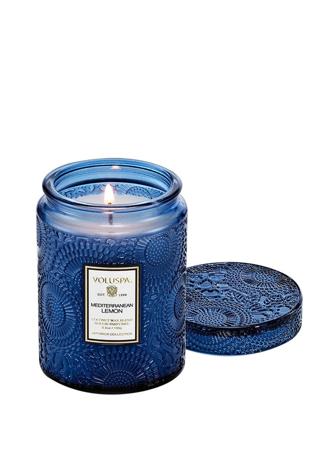 볼루스파 메디터레이니언 레몬 M글라스 캔들 5.5oz는 코코넛 왁스로 제작되어 약 50시간 동안 은은한 향을 선사합니다. 상쾌한 레몬향을 중심으로 플로럴, 앰버 향이 조화롭게 어우러져 편안한 분위기를 연출합니다. 컬러풀한 색감과 엠보싱 글라스, 로고 각인이 돋보이는 디자인으로, 뚜껑이 함께 구성되어 있습니다. 사용 시에는 심지를 5mm로 다듬고, 가장자리까지 완전히 태우는 것이 좋습니다. 화기 근처 사용을 피하고, 기울이거나 고온/저온, 직사광선에 노출되지 않도록 주의하여 보관하세요.
