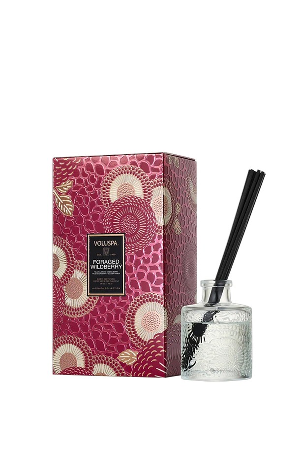 볼루스파 포리지드 와일드베리 미니 디퓨저 3.4oz는 공간에 은은한 향기를 더해주는 디퓨저입니다. 시트러스, 프루티, 프레시, 아쿠아틱, 웜스파이시, 플로럴, 우디, 그린, 그리고 구르망 향 계열이 조화롭게 어우러져 클린하고 시크한 베리 향을 선사합니다. 엠보싱 처리된 컬러풀한 유리 용기는 인테리어 소품으로도 손색없으며, 플로럴 패턴 패키지로 포장되어 선물용으로도 좋습니다. 스틱을 뒤집을 필요 없이 4-6개월 동안 지속적인 향을 즐길 수 있으며, 실내 공간을 상쾌하게 만들어줍니다.
