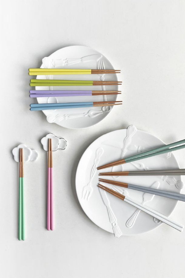 모노 젓가락 (10 Colors)은 섬세한 식사를 위한 필수품입니다. 비치우드와 폴리우레탄 소재로 제작되어 가볍고 튼튼하며, 육각형 단면 디자인으로 안정적인 그립감을 제공합니다. Grey, White, Ivory Beige, Sage Green, Leon, Lilac, Mint, Leaf Green, Powder Pink, Powder Blue 10가지 다채로운 컬러로 제공되어 취향에 맞게 선택할 수 있습니다. 23.5cm 길이로 식사에 적합하며, 미끄럼 방지 기능으로 더욱 편리하게 사용할 수 있습니다. 각 젓가락은 개별 박스 포장되어 있어 선물용으로도 좋습니다.
