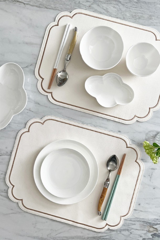 [Twig Newyork] 라네 자수 매트는 식탁을 우아하게 연출해 줄 테이블 매트입니다. 부드러운 인조가죽과 튼튼한 PVC 소재로 제작되었으며, 45cm x 34.5cm 크기로 넉넉한 사용 공간을 제공합니다. 아이보리 아몬드, 아이보리 네이비, 핑크 베이지, 그레이, 베이지 리넨, 코랄 리넨 등 6가지 다채로운 컬러로 출시되어 테이블 분위기에 맞춰 선택할 수 있습니다. 엣지 자수 디테일과 컬러별 다른 패턴은 엘레강스한 무드를 더하며, 미끄럼 방지 기능으로 실용성까지 갖췄습니다. 오염 시 세척이 용이하여 위생적으로 사용할 수 있습니다.
