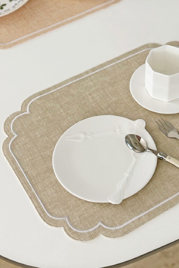 [트위그 뉴욕] 라네 자수 매트 6color는 모던하고 베이직한 스타일의 테이블 매트입니다. 인조가죽과 PVC 소재로 제작되었으며, 45cm x 34cm 크기로 식탁 매트 또는 테이블 데코레이션 용도로 사용됩니다. 베이지 리넨, 코랄 리넨, 아이보리 네이비, 아이보리 아몬드, 그레이, 핑크 베이지 6가지 색상으로 출시되었으며, 각 컬러별로 다른 자수 패턴이 적용되어 있습니다. 특히, 그레이와 핑크 베이지 컬러는 내추럴한 가죽 질감 패턴을 사용하여 고급스러움을 더했습니다. 바닥면에는 미끄럼 방지 처리가 되어 있어 실용적이며, 1매씩 개별 판매됩니다.
