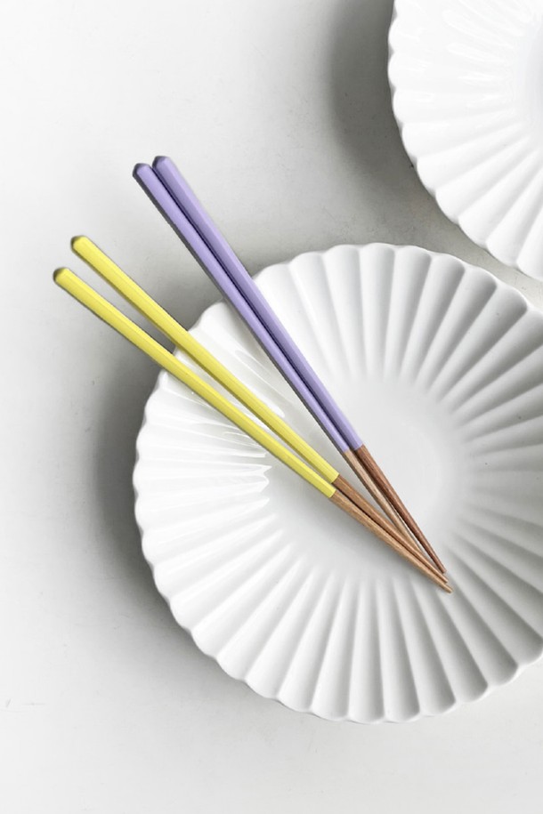 **모노 젓가락 (10 Colors)**

모노 젓가락은 심플하고 모던한 디자인으로, 비치우드와 폴리우레탄 소재를 사용하여 제작되었습니다. 육각형 포인트 디자인과 각진 모서리, 테이퍼드 팁이 특징이며, 안정적인 그립감과 가벼운 무게감을 제공합니다. 미끄럼 방지 기능으로 실용성을 높였으며, Gray, White, Beige, Sage Green, Leon, Lilac, Mint, Leaf Green, Powder Pink, Powder Blue의 10가지 다채로운 컬러로 제공됩니다. 각 젓가락은 개별 박스 포장되어 선물용으로도 적합하며, 믹스앤매치하여 나만의 스타일을 연출할 수 있습니다.
