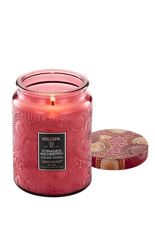 [볼루스파] 포리지드 와일드베리 L글라스 캔들 18oz는 엠보싱 글라스 용기에 담긴 고급 캔들입니다. 코코넛 왁스와 수제 제작으로 완성되었으며, 약 700시간 동안 사용 가능합니다. 깨끗하고 세련된 베리 향이 특징으로, 시트러스, 프루티, 프레시, 아쿠아틱, 웜스파이시, 플로럴, 우디, 그린, 구르망 계열의 향을 느낄 수 있습니다. 엠보싱과 패턴 디자인의 유리 용기와 우아한 뚜껑은 인테리어 소품으로도 훌륭합니다. 릴렉싱을 위한 공간을 연출해보세요.
